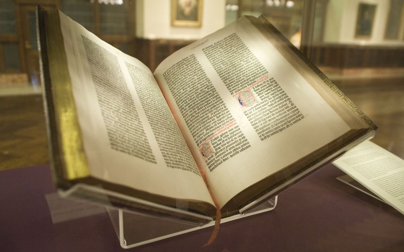 Gutenberg_Bible,_Lenox_Copy,_New_York_Public_Library,_2009._Pic_01